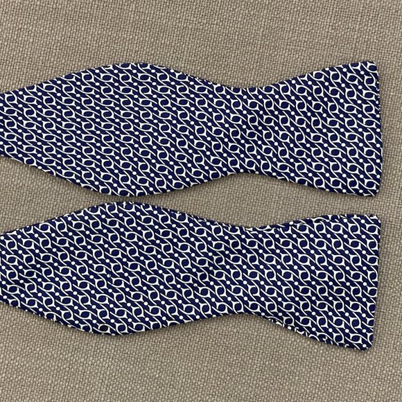 100% REAL HERMES BOW TIE ~ DARK BLUE w WHITE EQUESTRIAN HORSE BRIDLE LINKS SPURS - Picture 2 of 4